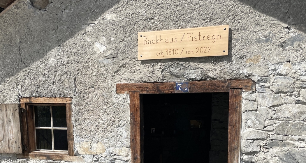 Holzofen Brot backen in Flims Dorf (gdl_772937941_image)