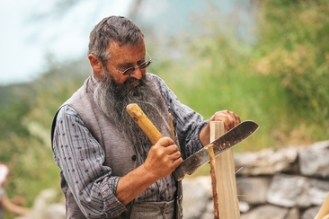 Schindeln und Schnitzen mit Alpöhi (gdl_796154251_image)