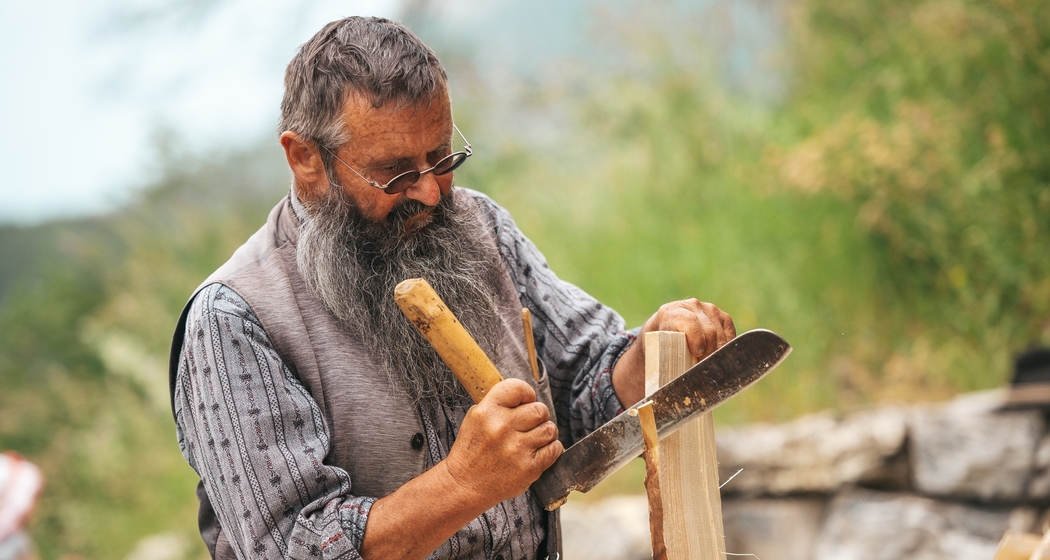 Schindeln und Schnitzen mit Alpöhi (gdl_796154251_image)