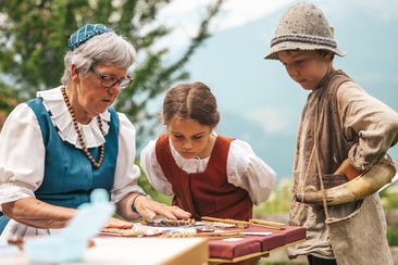 Merletto con le donne del villaggio (gdl_796163396_image)
