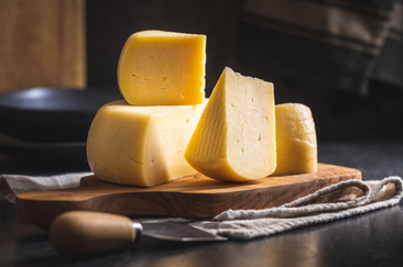 Alpkäse herstellen über dem Feuer auf dem Prümaran Prà San Flurin in Sent (gdl_814882645_image)