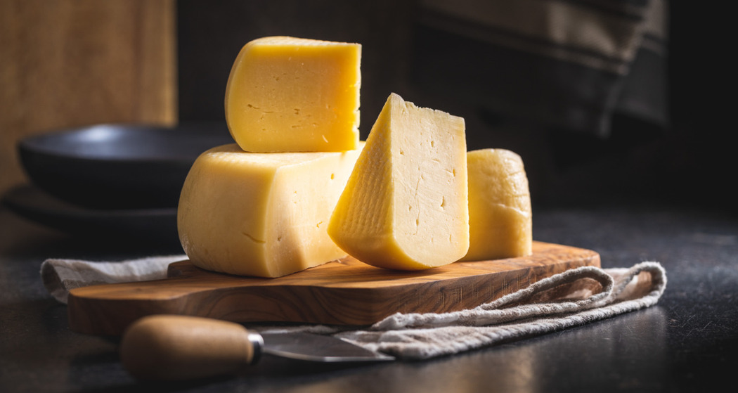 Alpkäse herstellen über dem Feuer auf dem Prümaran Prà San Flurin in Sent (gdl_814882645_image)