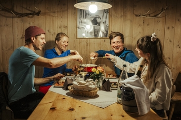 Fondue fun followed by a night sleigh ride (gdl_836757548_image)