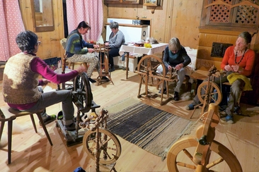 6. Plaz da filar e chant cun Paulin Nuotclà (gdl_845250603_image)