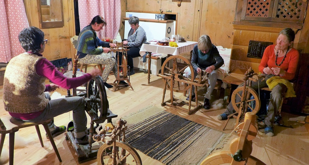 6. Plaz da filar e chant cun Paulin Nuotclà (gdl_845250603_image)