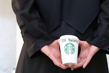 In persona: Le Suore di San Giovanni e i loro oggetti preferiti (gdl_855013407_image)