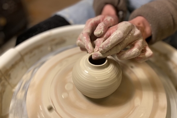 Töpfern: Drehen an der elektrischen Scheibe für Anfänger + Fortgeschrittene. (gdl_859867945_image)