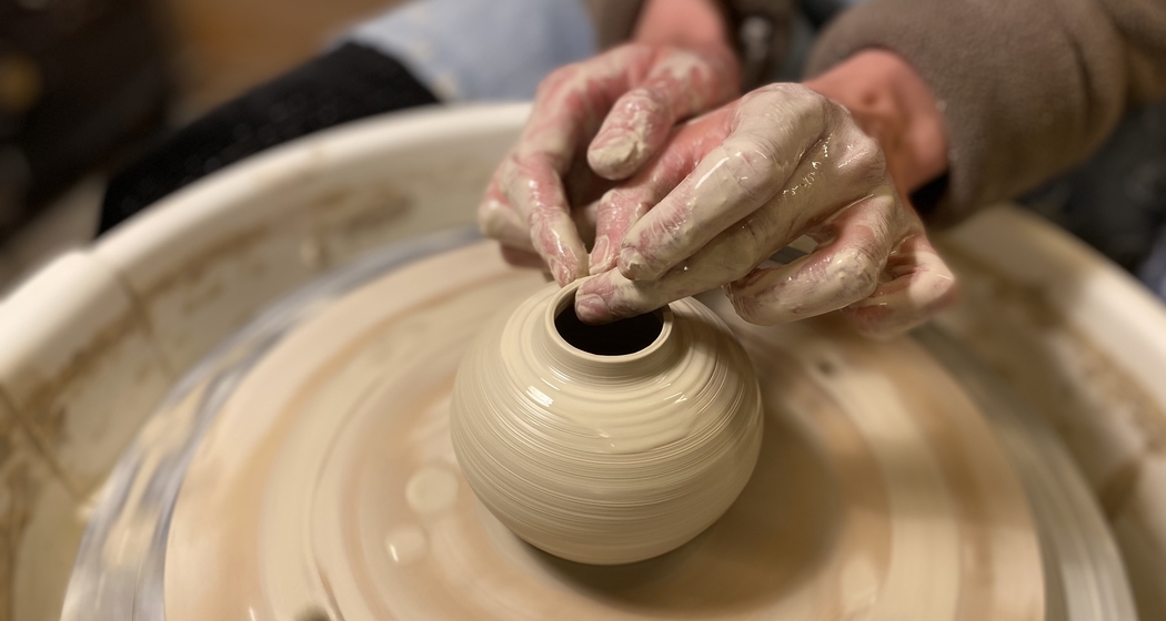 Töpfern: Drehen an der elektrischen Scheibe für Anfänger + Fortgeschrittene. (gdl_859867945_image)