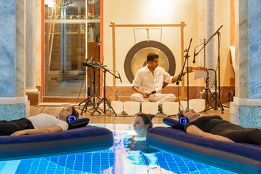 Waves of silence: «Floating» Klangbaden (gdl_866149815_image)