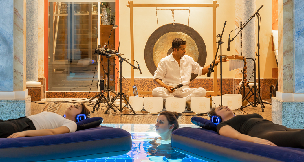 Waves of silence: «Floating» Klangbaden (gdl_866149815_image)