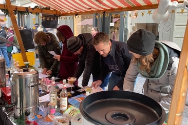 Weihnachtsmarkt mit dem Frauenarbeitskreis (gdl_897794042_image)