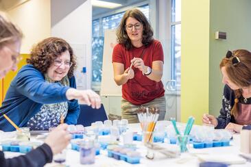 Creative workshop with plant colors & watercolor painting (gdl_898649533_image)