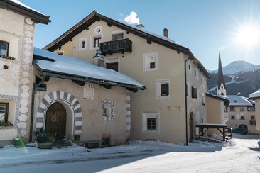 Village tour of Zuoz in winter (gdl_903556464_image)