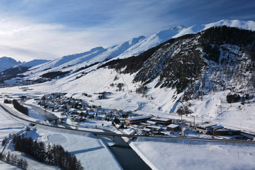 Village tour S-chanf in winter (gdl_903556468_image)