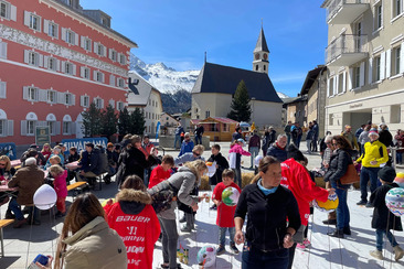 Easter egg painting (gdl_903722708_image)