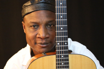 fANNtastic vibes "Adjiri Odametey - Afrikanische Weltmusik" in Waltensburg (gdl_906805018_image)