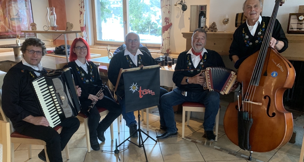 Engadiner-Tiroler Ball (gdl_907960958_image)