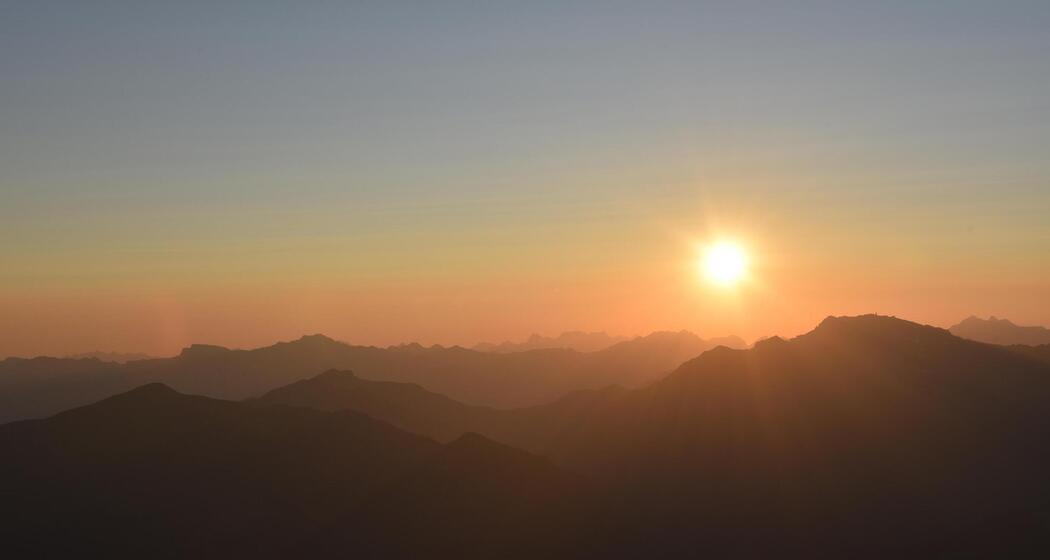 Sonnenaufgangswanderung auf das Aroser Weisshorn (gdl_907970817_image)