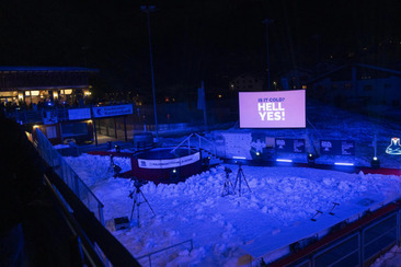 Polar Bear Pitching (gdl_911121624_image)