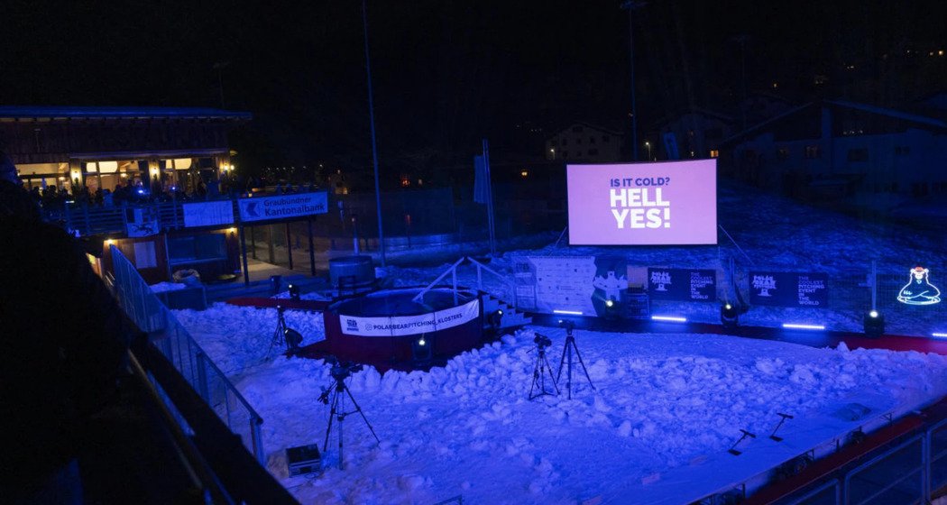 Polar Bear Pitching (gdl_911121624_image)