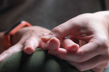 Massaggio riflesso delle mani per l'autoapplicazione (gdl_912081860_image)