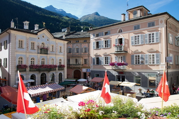 A lively market in the square (gdl_912105682_image)