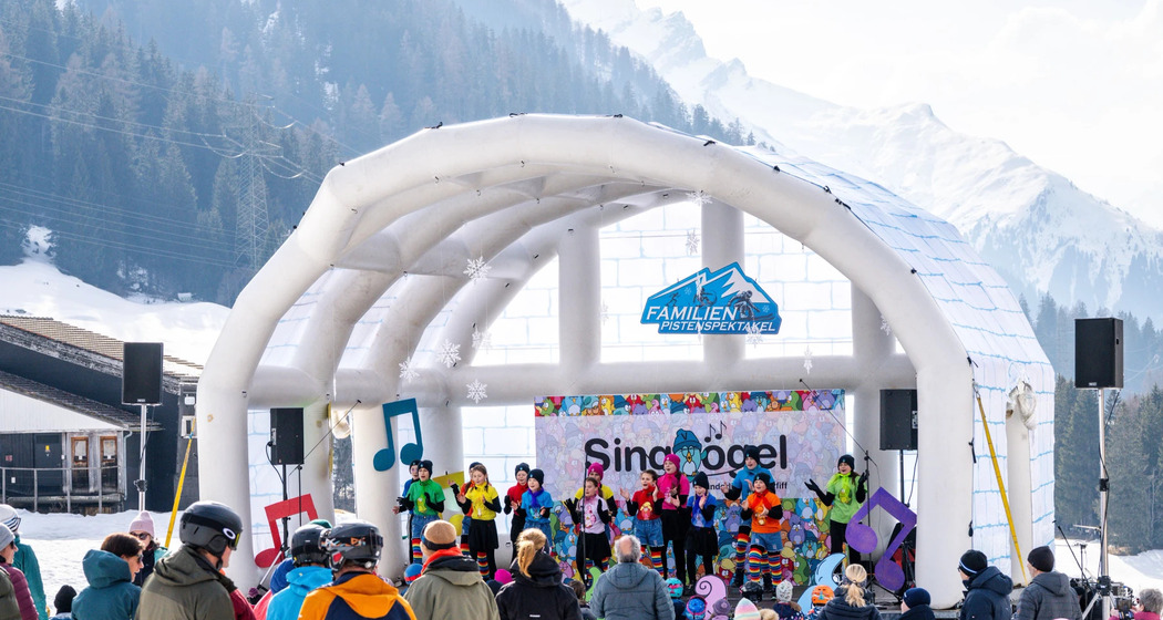 Ein winterliches Familienspektakel an der Skipiste (gdl_912631984_image)