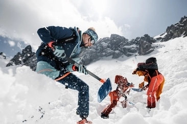 Lawinensicherheit – LVS, Sonde & Schaufel im Einsatz (gdl_913875998_image)