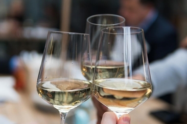 Anstossen mit wein
