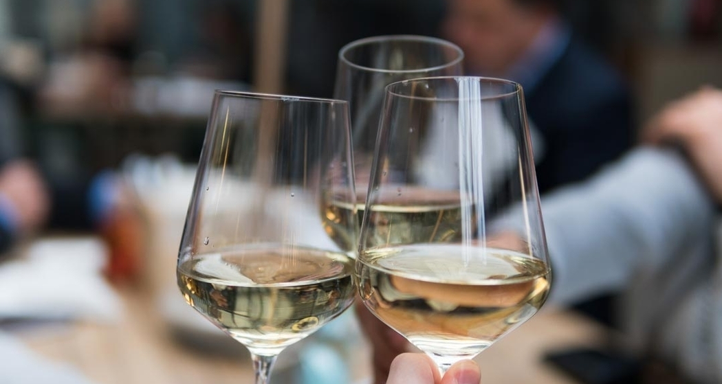 Anstossen mit wein