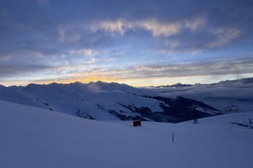 Early Bird Skifahren im Skigebiet Obersaxen Mundaun Lumnezia (gdl_916173125_image)