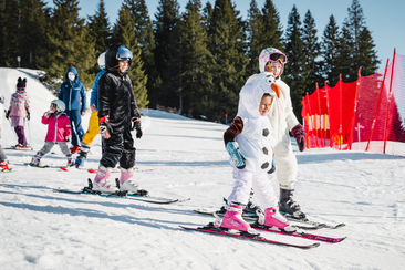 Sfilata in maschera e coriandoli (gdl_917259586_image)