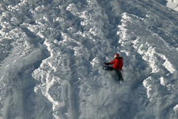 Erster Umgang im Schnee mit LVS, Sonde und Schaufel für Kids (gdl_918348818_image)