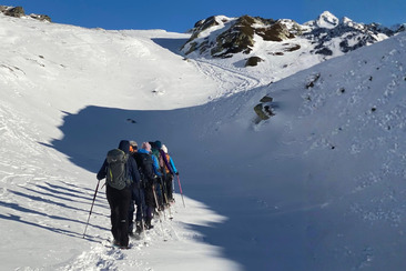 Snowshoe tour – following in the footsteps of wild animals (gdl_919215363_image)