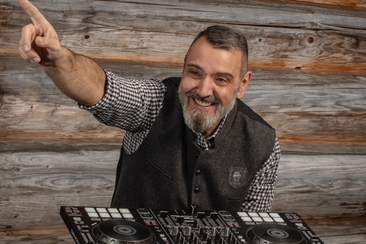 DJ Tommy in der RufaliBar in Obersaxen-Misanenga (gdl_919498763_image)