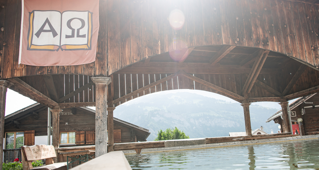 «Brunnen gehn» im Luvner Dorfbrunnen (gdl_923114195_image)