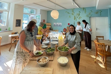 Flüchtlingstag: Gemeinsam Essen mit Geflüchteten (gdl_924185189_image)