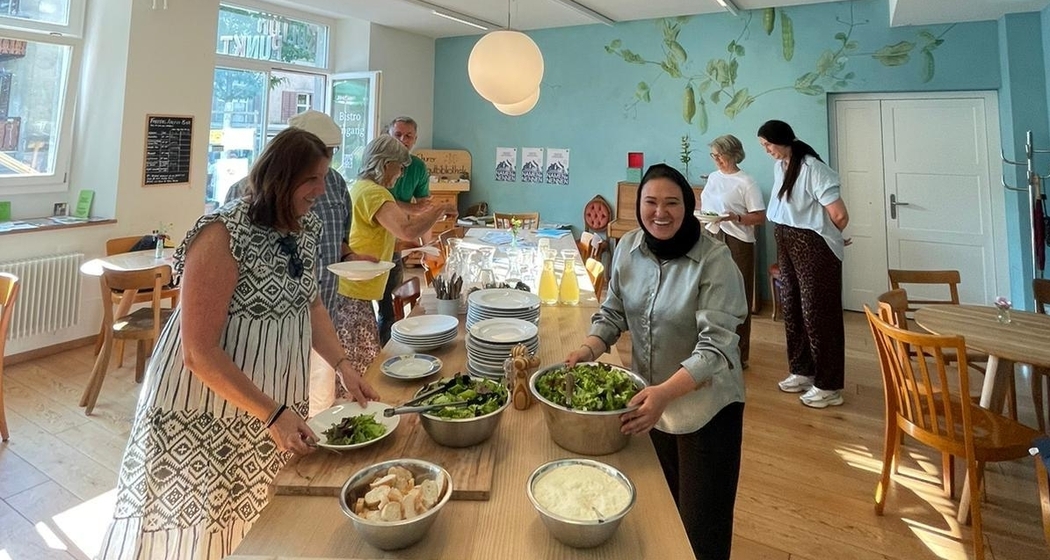 Flüchtlingstag: Gemeinsam Essen mit Geflüchteten (gdl_924185189_image)
