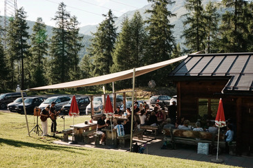 Saira da Cumpagnia mit Live Musik (gdl_925232522_image)