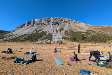 Ritiro yoga all'aperto: la magia dell'autunno, Parco Nazionale Svizzero (gdl_926286066_image)
