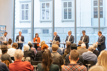 Podium mit den RegierungsratskandidatInnen zu Kunst & Kultur (gdl_927242926_image)