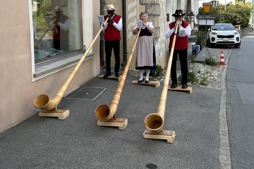Alphornkonzert vor der Handweberei Tessanda (gdl_928066395_image)