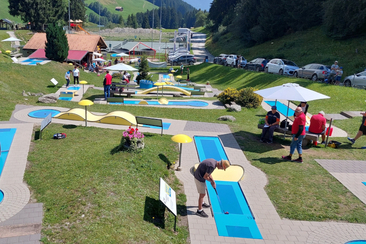 Plauschturnier zusammen mit Clubmitgliedern beim Minigolf in Brigels (gdl_929520368_image)