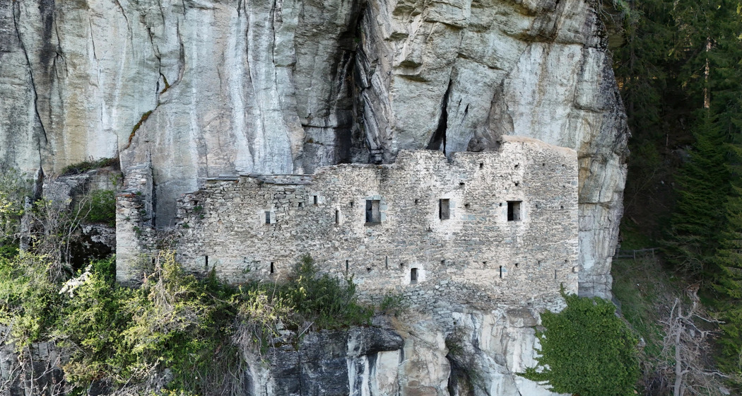 Die versteckte Burg in Waltensburg (gdl_932081687_image)