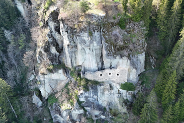 Die versteckte Burg in Waltensburg (gdl_932081784_image)