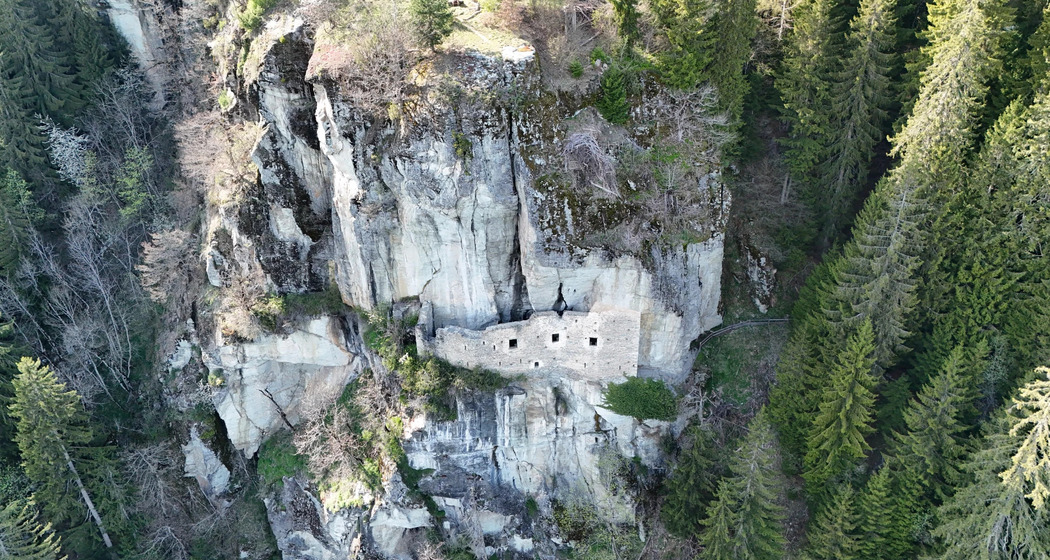 Die versteckte Burg in Waltensburg (gdl_932081784_image)
