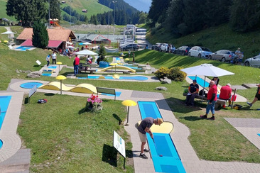 Plauschturnier zusammen mit Clubmitgliedern beim Minigolf in Brigels (gdl_932081832_image)