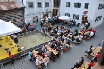 Brunnenfest auf dem Dorfplatz Valendas
