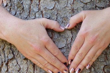 Baum mit Hand in Form von Herz