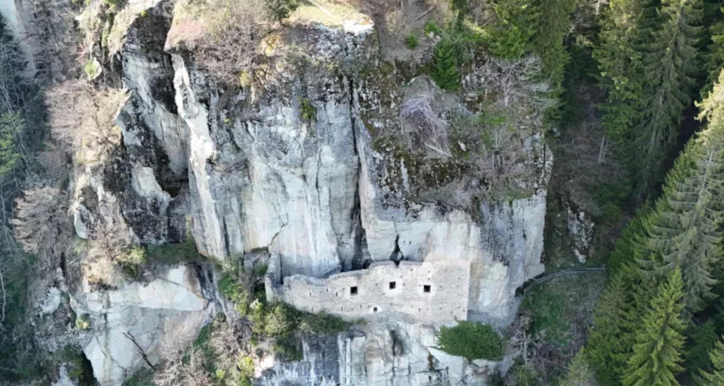 versteckte Burg in Waltensburg